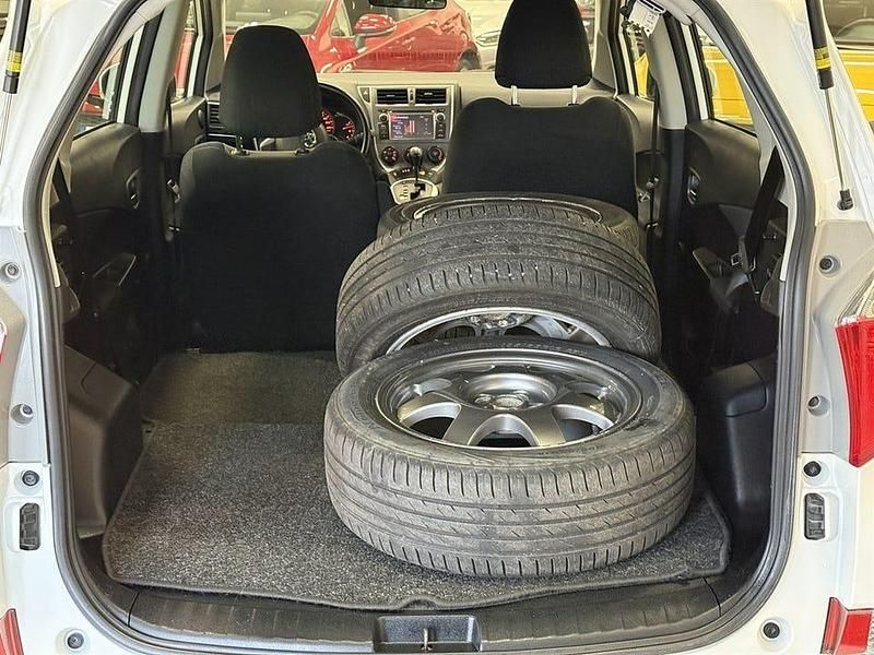 Begagnad Toyota Verso-S Multidrive S 99 HK (72 kW) 2013 Vit Minibuss