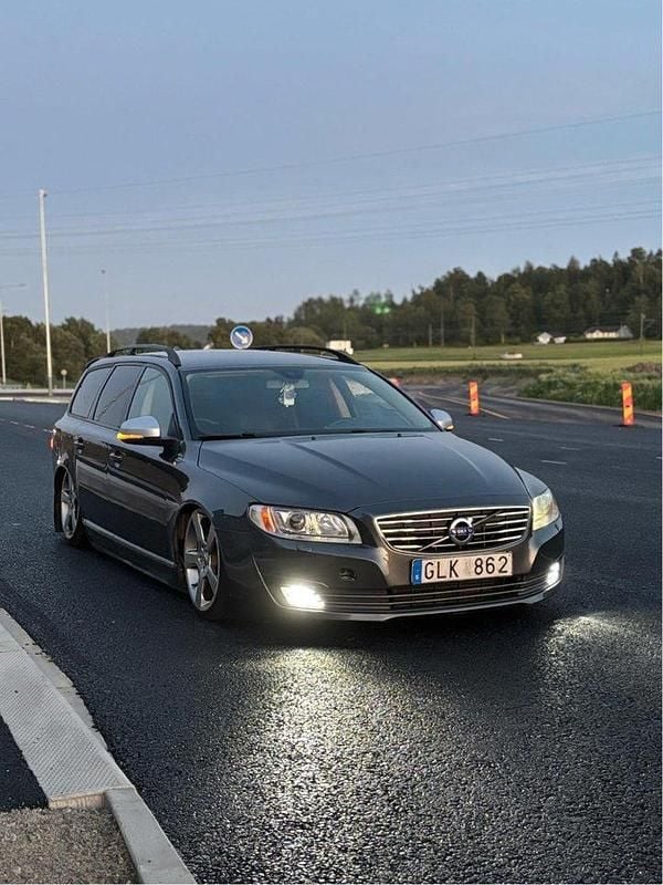 Grå Begagnad 2008 Volvo V70 Momentum Kombi | 52 000 kr (Dyr) - Bild 1/4