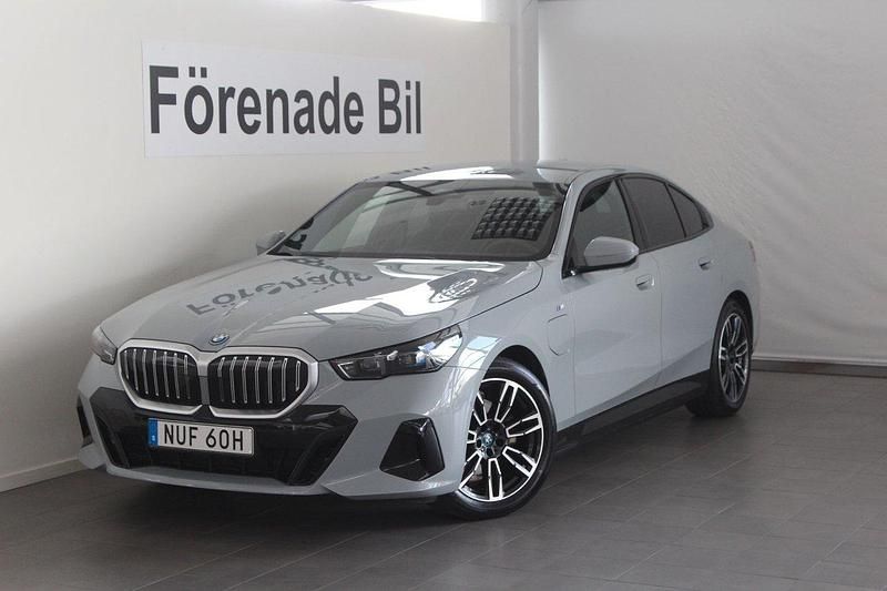 Grå Begagnad 2024 BMW 530e M Sport Sedan | 649 000 kr (Superpris) - Bild 1/4