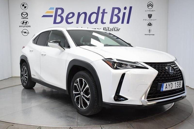 Vit Begagnad 2019 Lexus UX 250h SUV | 229 500 kr (Marknadspris) - Bild 1/3