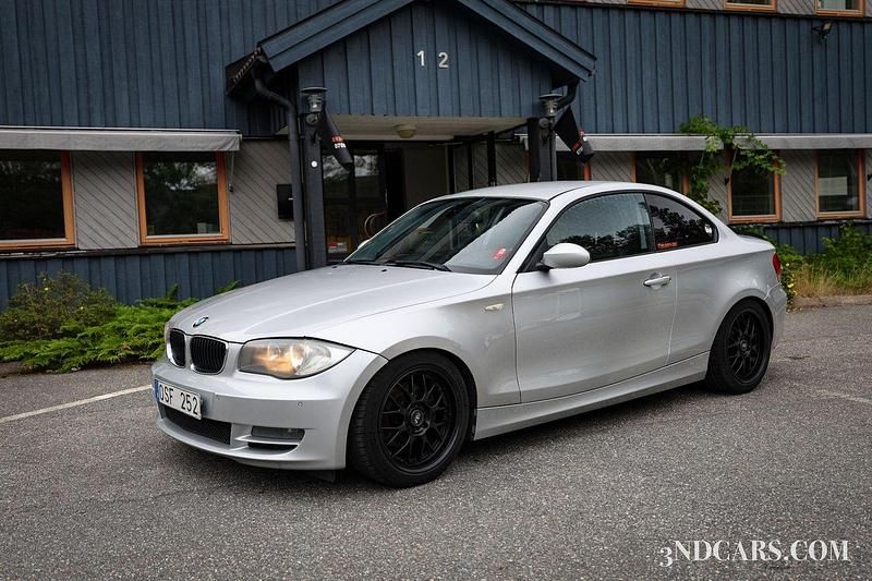 Ljusgrå (grå) Begagnad 2008 BMW 120 Coupé Advantage Sportkupé | 99 900 kr - Bild 1/4