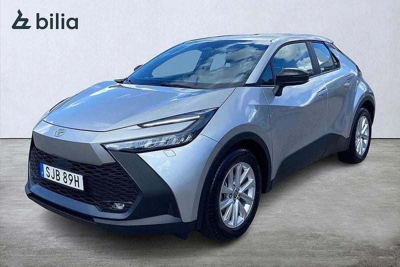 Silver Begagnad 2024 Toyota C-HR Active SUV | 349 900 kr (Dyr) - Bild 1/4