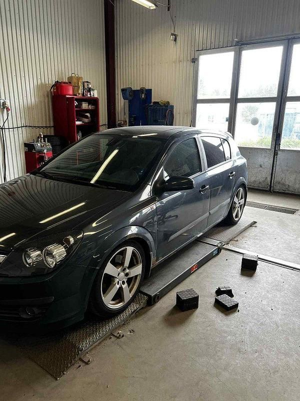 Blå Begagnad 2006 Opel Astra Halvkombi | 40 000 kr (Marknadspris) - Bild 1/4