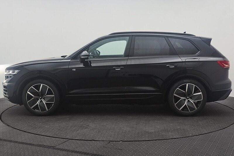 Svart (grenadilla black metallic) Ny 2025 VW Touareg R SUV | 1 147 500 kr (Dyr) - Bild 1/4