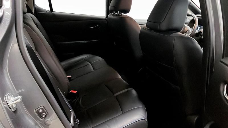 Begagnad Nissan Leaf Tekna 110 kW (150 HK) 2022 Grå Halvkombi