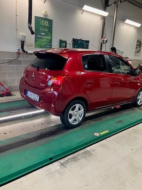 Röd Begagnad 2013 Mitsubishi Space Star Halvkombi | 61 250 kr (Lite dyr) - Bild 1/4