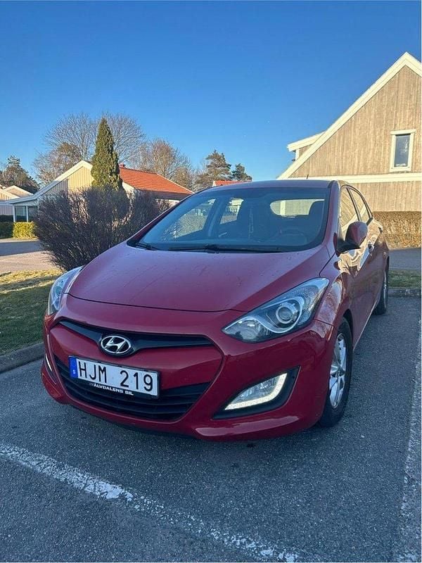 Röd Begagnad 2013 Hyundai i30 Halvkombi | 89 000 kr (Marknadspris) - Bild 1/4