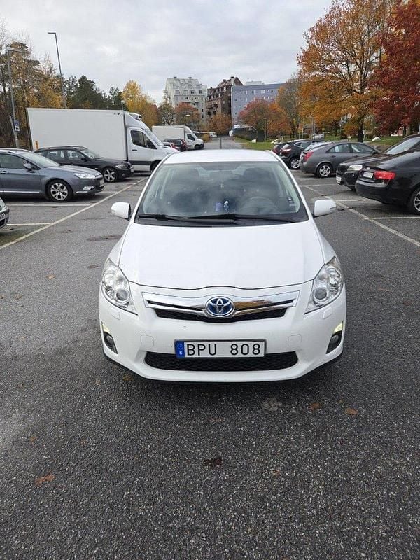 Vit Begagnad 2011 Toyota Auris Hybrid Plus Halvkombi | 95 000 kr (Bra pris) - Bild 1/4