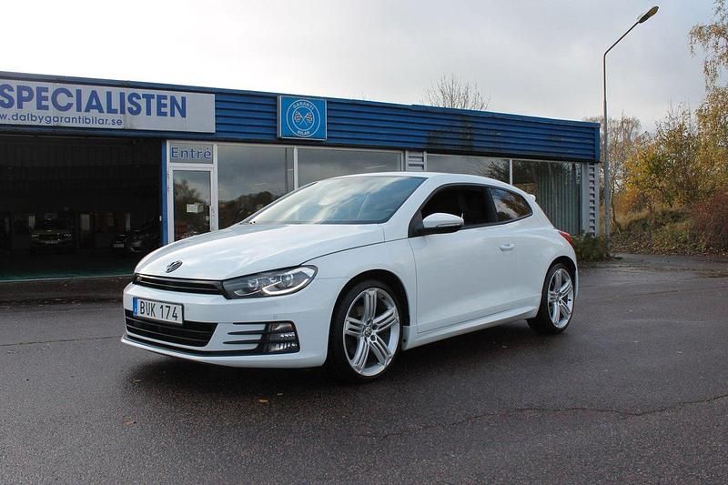 Vit Begagnad 2014 VW Scirocco R-line Sportkupé | 148 800 kr (Marknadspris) - Bild 1/4