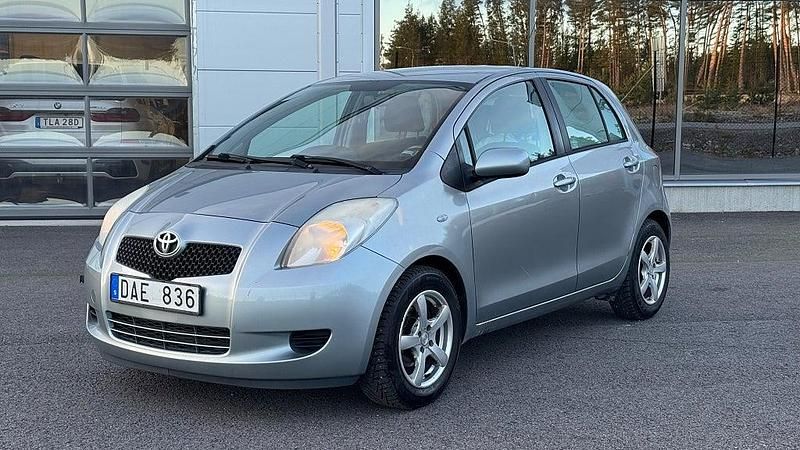 Grå Begagnad 2006 Toyota Yaris Halvkombi | 59 900 kr (Marknadspris) - Bild 1/4