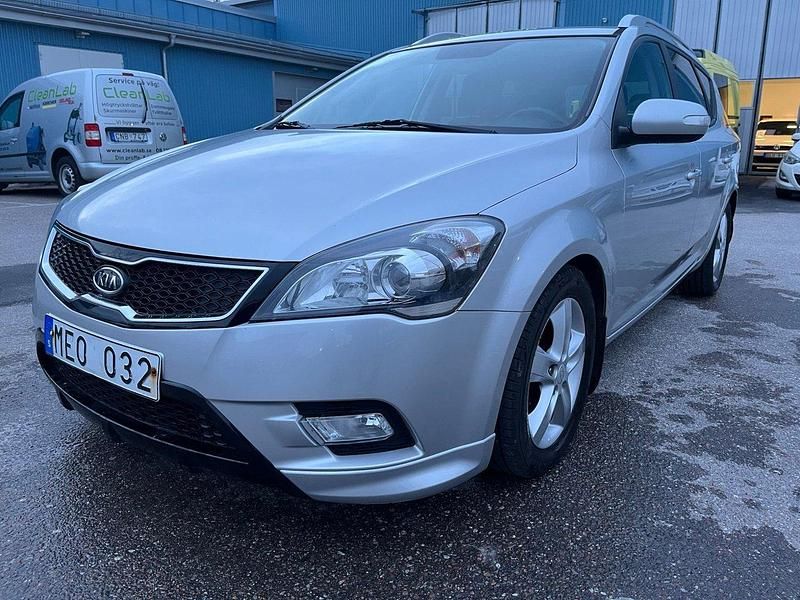 Silver (silver metallic) Begagnad 2012 Kia Ceed Sportswagon Kombi | 89 800 kr (Marknadspris) - Bild 1/4