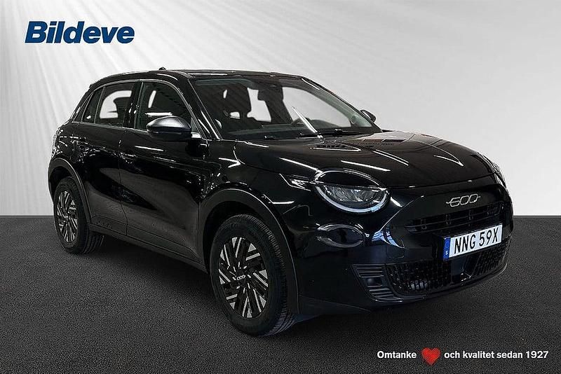 Svart Begagnad 2023 Fiat 600 Pop SUV | 219 900 kr - Bild 1/4
