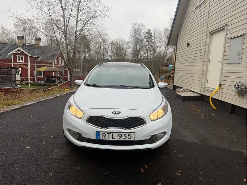 Vit Begagnad 2014 Kia Ceed Sportswagon Comfort Kombi | 63 000 kr (Marknadspris) - Bild 1/4