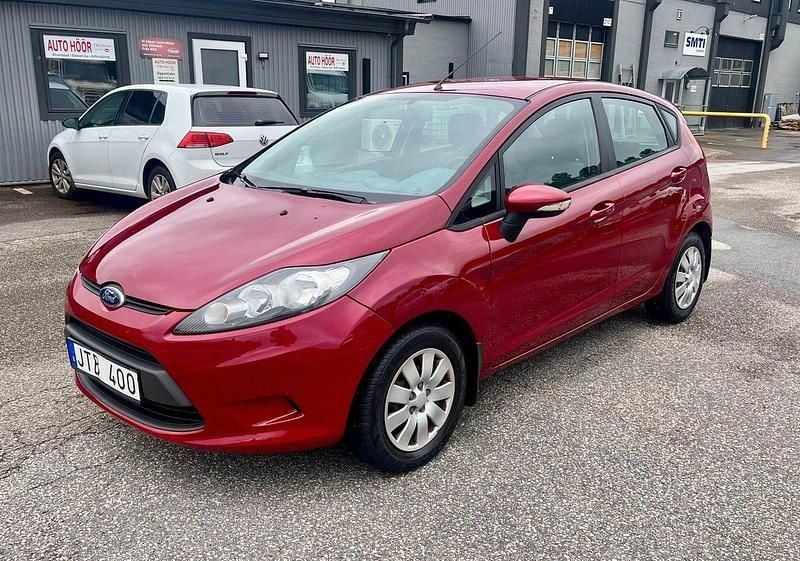 Röd Begagnad 2009 Ford Fiesta Trend Halvkombi | 32 000 kr (Marknadspris) - Bild 1/4
