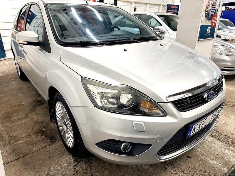 Begagnad Ford Focus Titanium 125 HK (91 kW) 2010 Grå Halvkombi