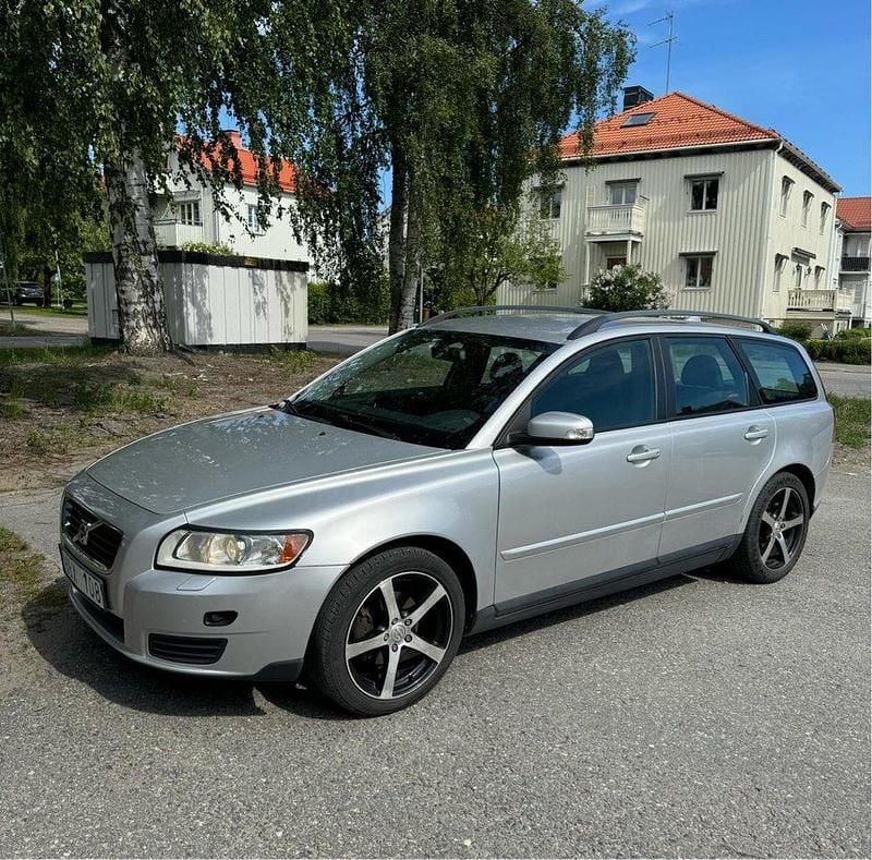 Grå Begagnad 2008 Volvo V50 Kombi | 39 000 kr (Marknadspris) - Bild 1/4
