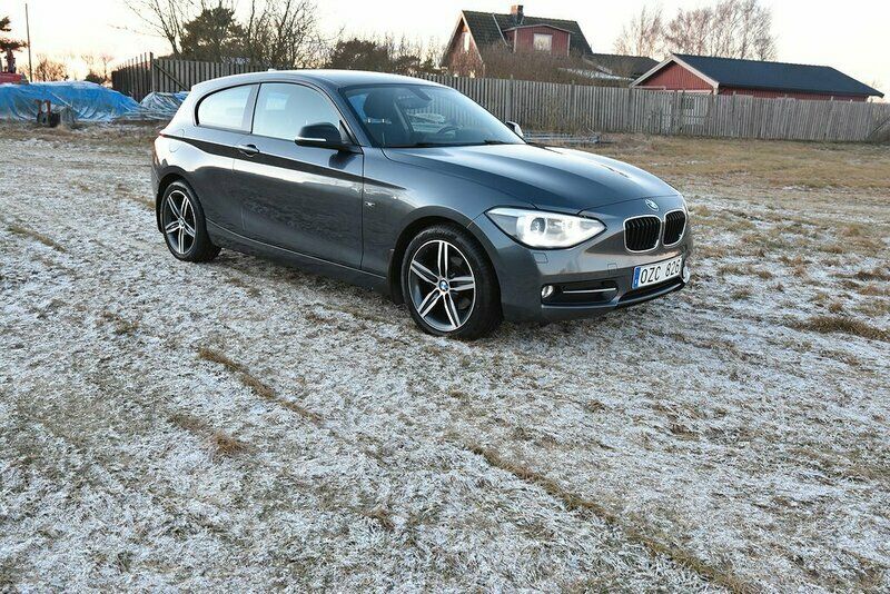 Grå Begagnad 2012 BMW 116 Sport Line Halvkombi | 117 900 kr (Dyr) - Bild 1/4