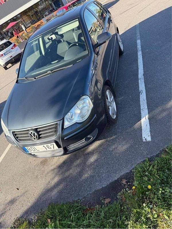 Grå Begagnad 2009 VW Polo Comfortline Halvkombi | 25 000 kr (Marknadspris) - Bild 1/3