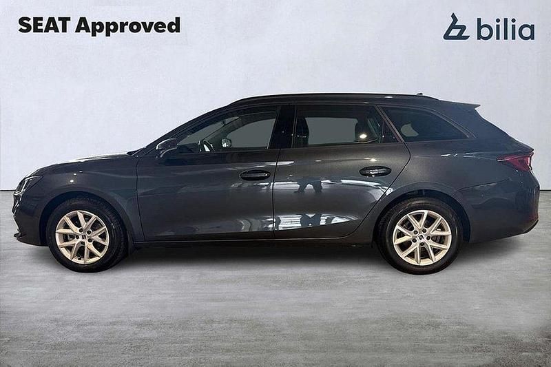 Grå Begagnad 2024 Seat Leon Kombi | 239 900 kr (Marknadspris) - Bild 1/3