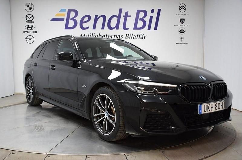 Black sapphire metallic Begagnad 2023 BMW 530 M Sport Kombi | 369 500 kr - Bild 1/3