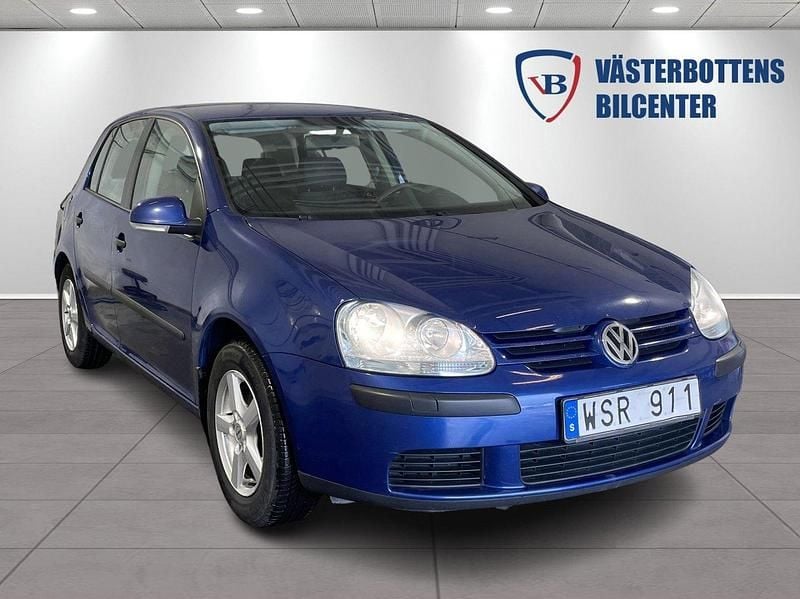 Ljusblå (blå) Begagnad 2005 VW Golf IV Trendline Halvkombi | 37 000 kr (Marknadspris) - Bild 1/4