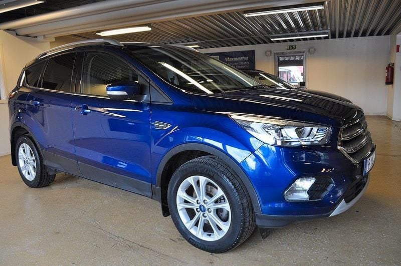 Blå Begagnad 2017 Ford Kuga Titanium SUV | 169 000 kr (Marknadspris) - Bild 1/4