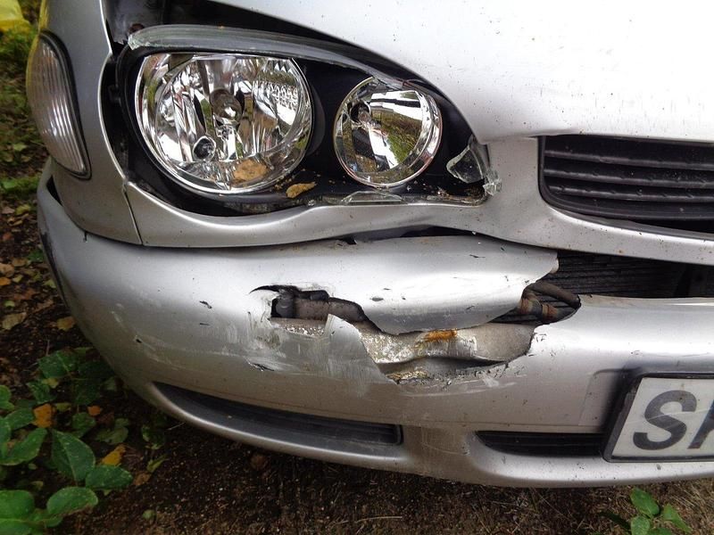 Grå Begagnad 2001 Toyota Corolla Halvkombi | 5 000 kr (Superpris) - Bild 1/4