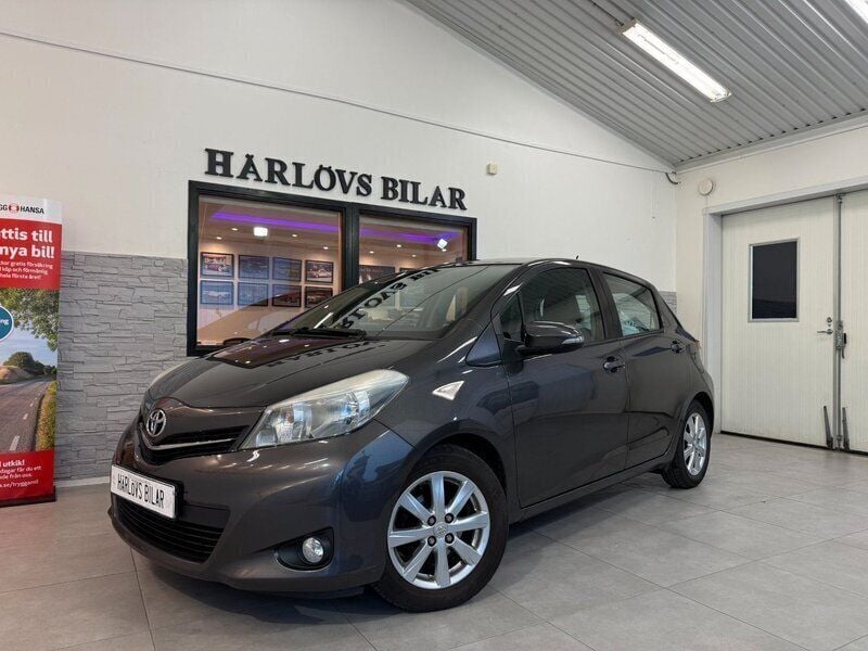 Mörkgrå (grå) Begagnad 2012 Toyota Yaris Active Halvkombi | 72 000 kr (Marknadspris) - Bild 1/4