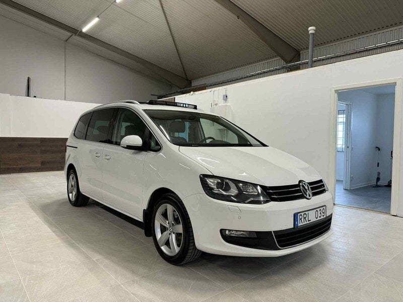 Vit Begagnad 2013 VW Sharan Minibuss | 119 900 kr (Marknadspris) - Bild 1/4