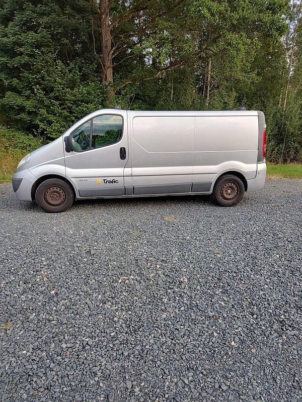 Silver Begagnad 2012 Renault Trafic Van | 68 000 kr (Marknadspris) - Bild 1/4