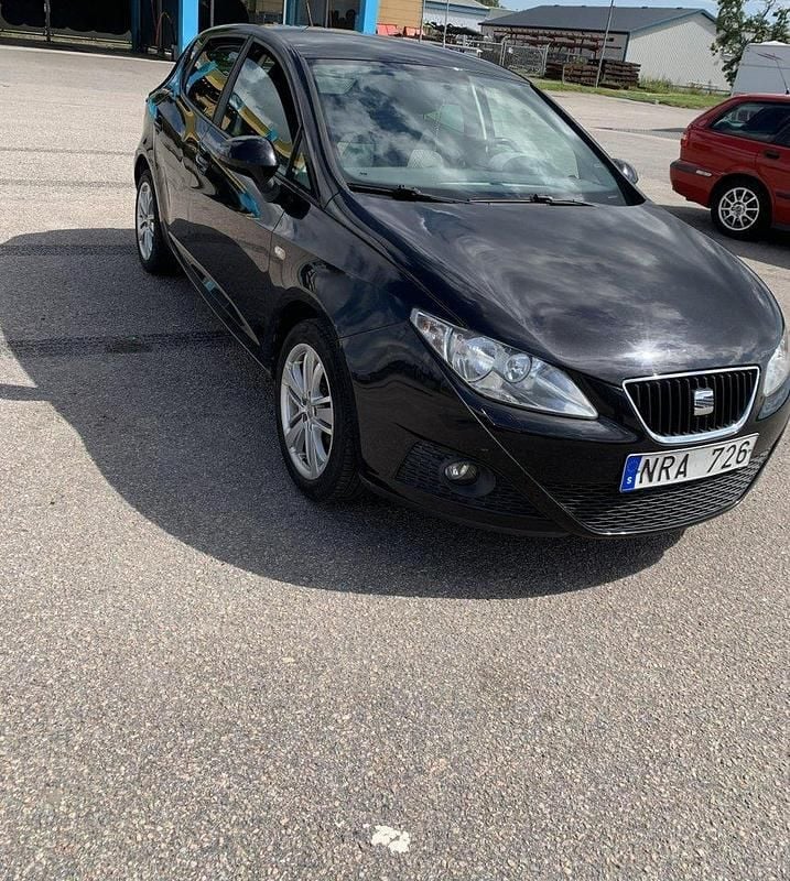 Svart Begagnad 2010 Seat Ibiza Style Halvkombi | 33 000 kr (Marknadspris) - Bild 1/4