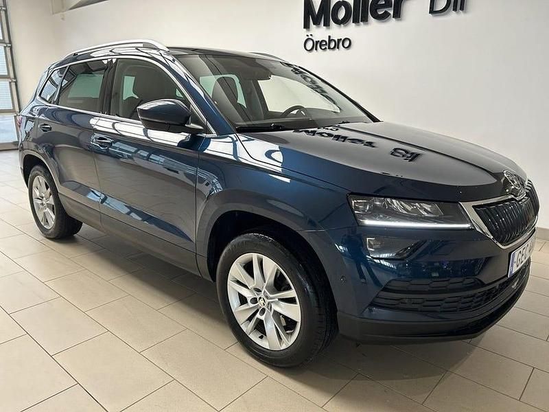 Lava blue metallic Begagnad 2018 Skoda Karoq Style SUV | 229 000 kr (Marknadspris) - Bild 1/4