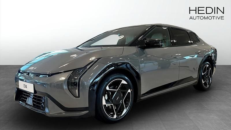 Grå (grey) Ny 2025 Kia EV4 GT-Line Halvkombi | 590 625 kr - Bild 1/4