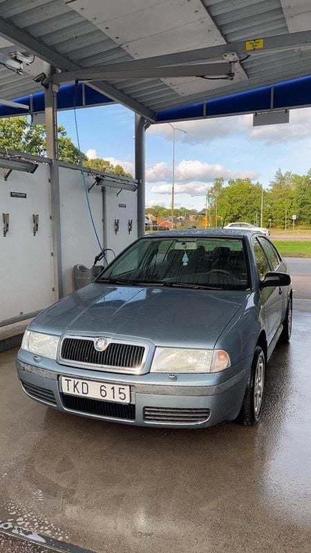 Grå Begagnad 2003 Skoda Octavia Tour Sedan | 17 900 kr (Bra pris) - Bild 1/4