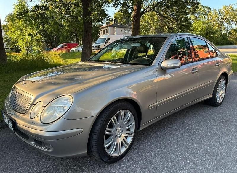 Silver Begagnad 2006 Mercedes E200 Sedan | 42 000 kr (Superpris) - Bild 1/4