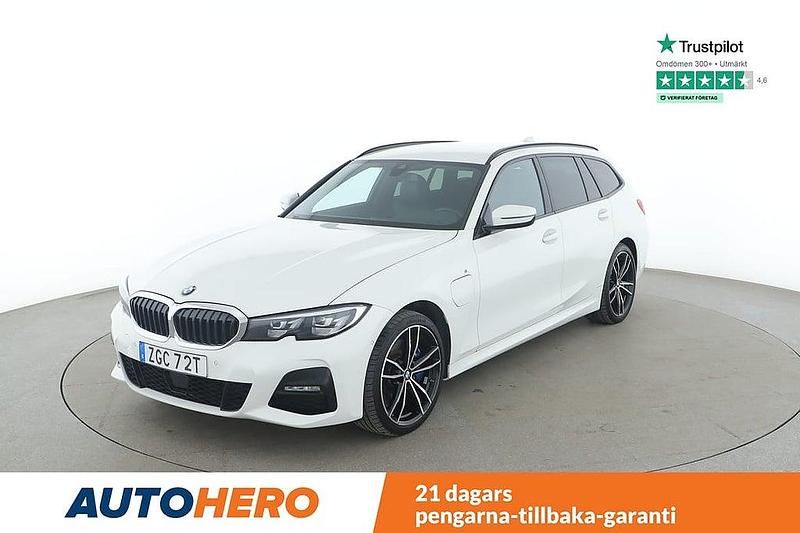 Vit Begagnad 2020 BMW 330e M Sport Kombi | 307 000 kr (Marknadspris) - Bild 1/4