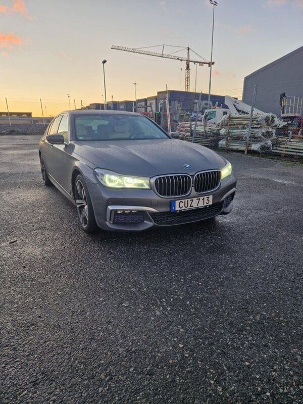 Grå Begagnad 2017 BMW 740 M Sport Sedan | 395 000 kr - Bild 1/4