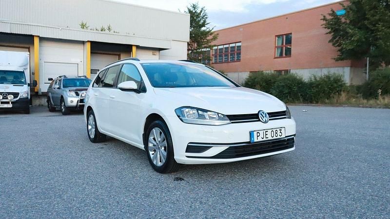 Vit Begagnad 2017 VW Golf VII Kombi | 164 700 kr (Marknadspris) - Bild 1/4