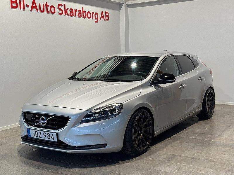 Silver Begagnad 2015 Volvo V40 Halvkombi | 119 500 kr (Marknadspris) - Bild 1/4