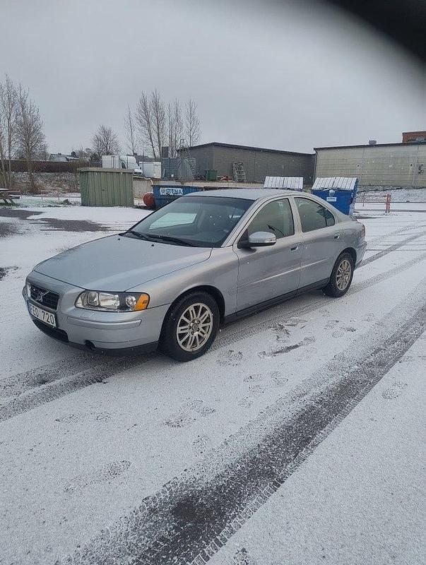 Silver Begagnad 2006 Volvo S60 Sedan | 44 900 kr (Marknadspris) - Bild 1/4