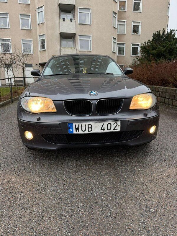Grå Begagnad 2005 BMW 116 Advantage Halvkombi | 29 000 kr (Lite dyr) - Bild 1/4