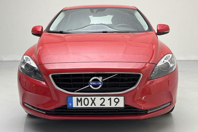 Begagnad Volvo V40 Momentum 120 HK (88 kW) 2015 Röd