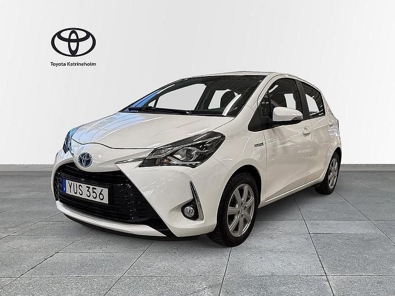 Vit Begagnad 2018 Toyota Yaris Hybrid Active Halvkombi | 179 900 kr (Marknadspris) - Bild 1/3