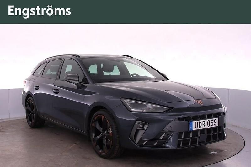 Mörkgrå Begagnad 2024 Cupra Leon Kombi | 309 000 kr (Marknadspris) - Bild 1/4