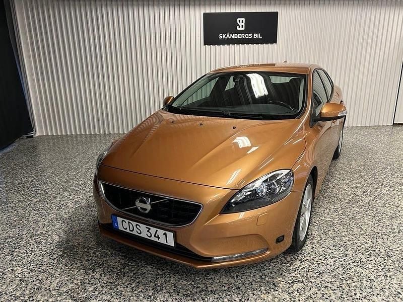 Brun Begagnad 2014 Volvo V40 Kinetic Halvkombi | 157 900 kr (Marknadspris) - Bild 1/4