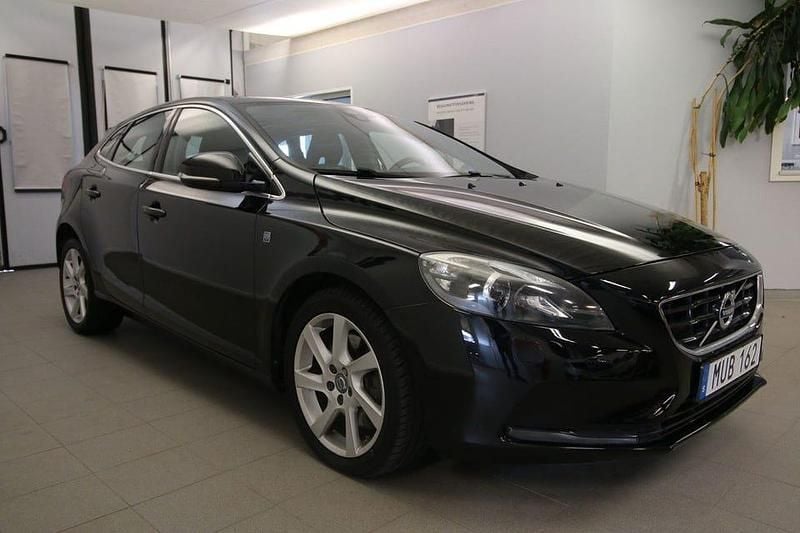 Begagnad Volvo V40 Momentum 153 HK (112 kW) 2015 Svart Kombi