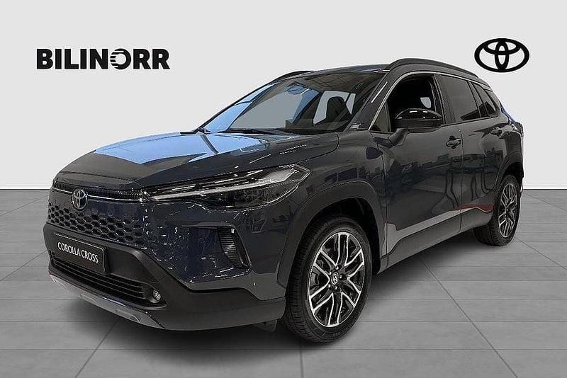 Silver Ny 2025 Toyota Corolla Cross Style SUV | 379 500 kr (Marknadspris) - Bild 1/4