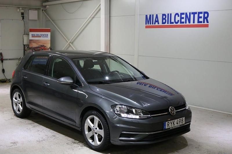 Mörkgrå Begagnad 2018 VW Golf VII Halvkombi | 87 000 kr (Superpris) - Bild 1/4