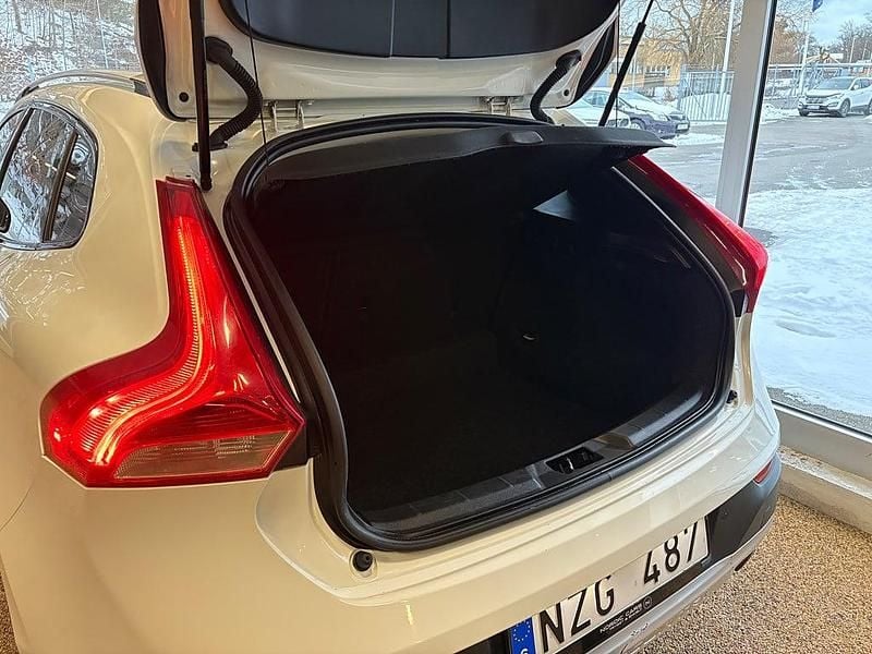 Begagnad Volvo V40 Momentum 150 HK (110 kW) 2013 Vit Halvkombi