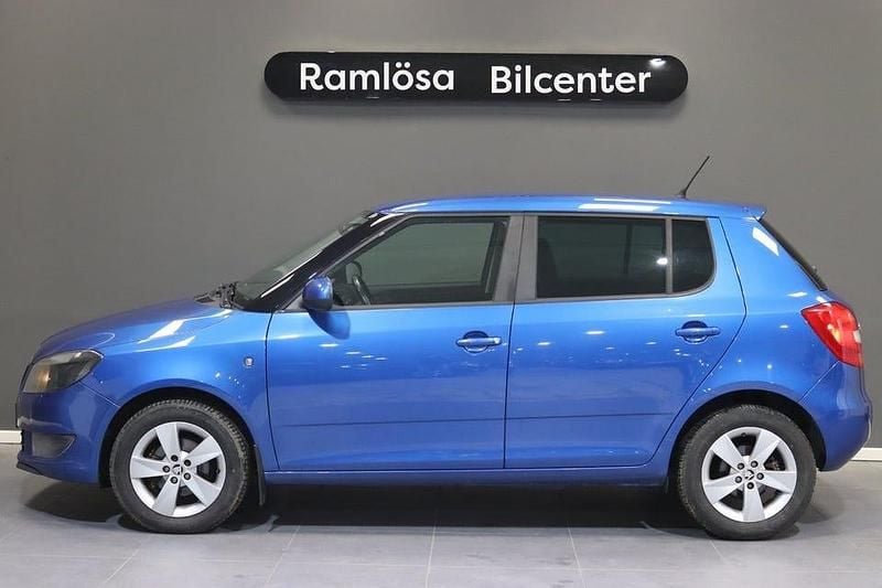 Blå Begagnad 2014 Skoda Fabia Ambiente Halvkombi | 36 900 kr (Dyr) - Bild 1/4
